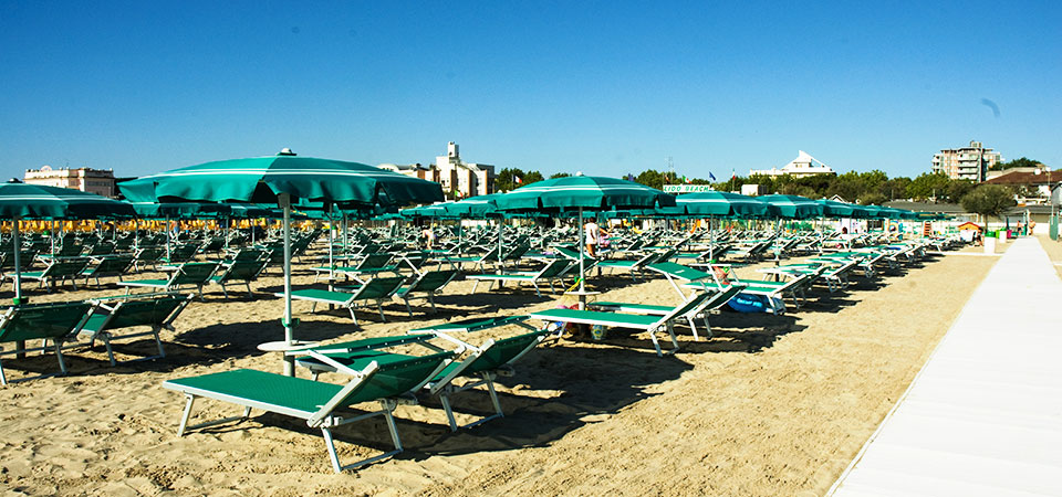 " La spiaggia a Cervia con piu' spazio tra gli ombrelloni "